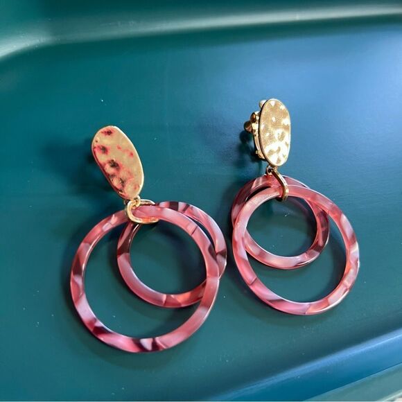 Vince Camuto Pink Tortoise Shell Acrylic Hammered Metal Double Hoop Earrings - Picture 2 of 5